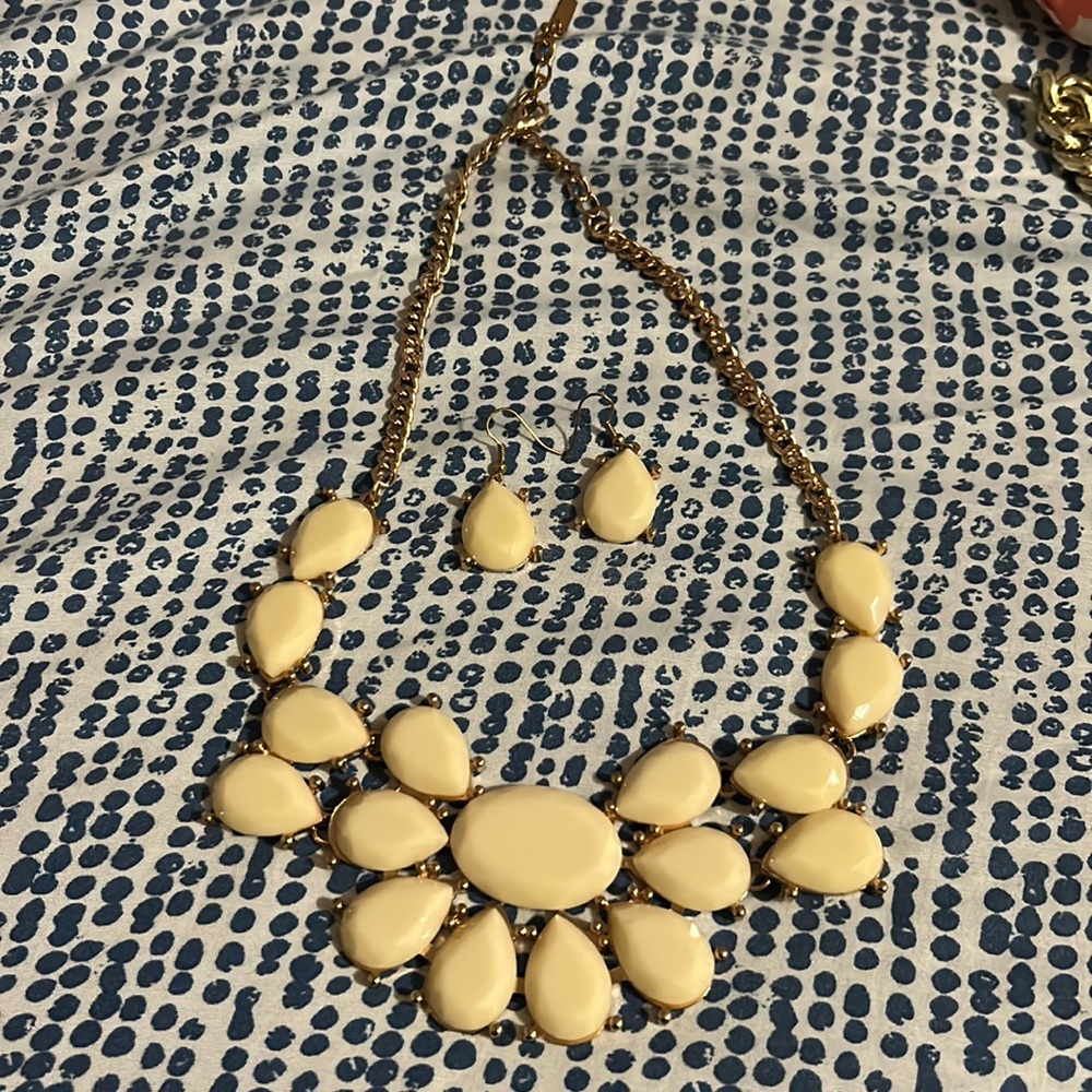 Necklace and earrings set new never worn by Mika